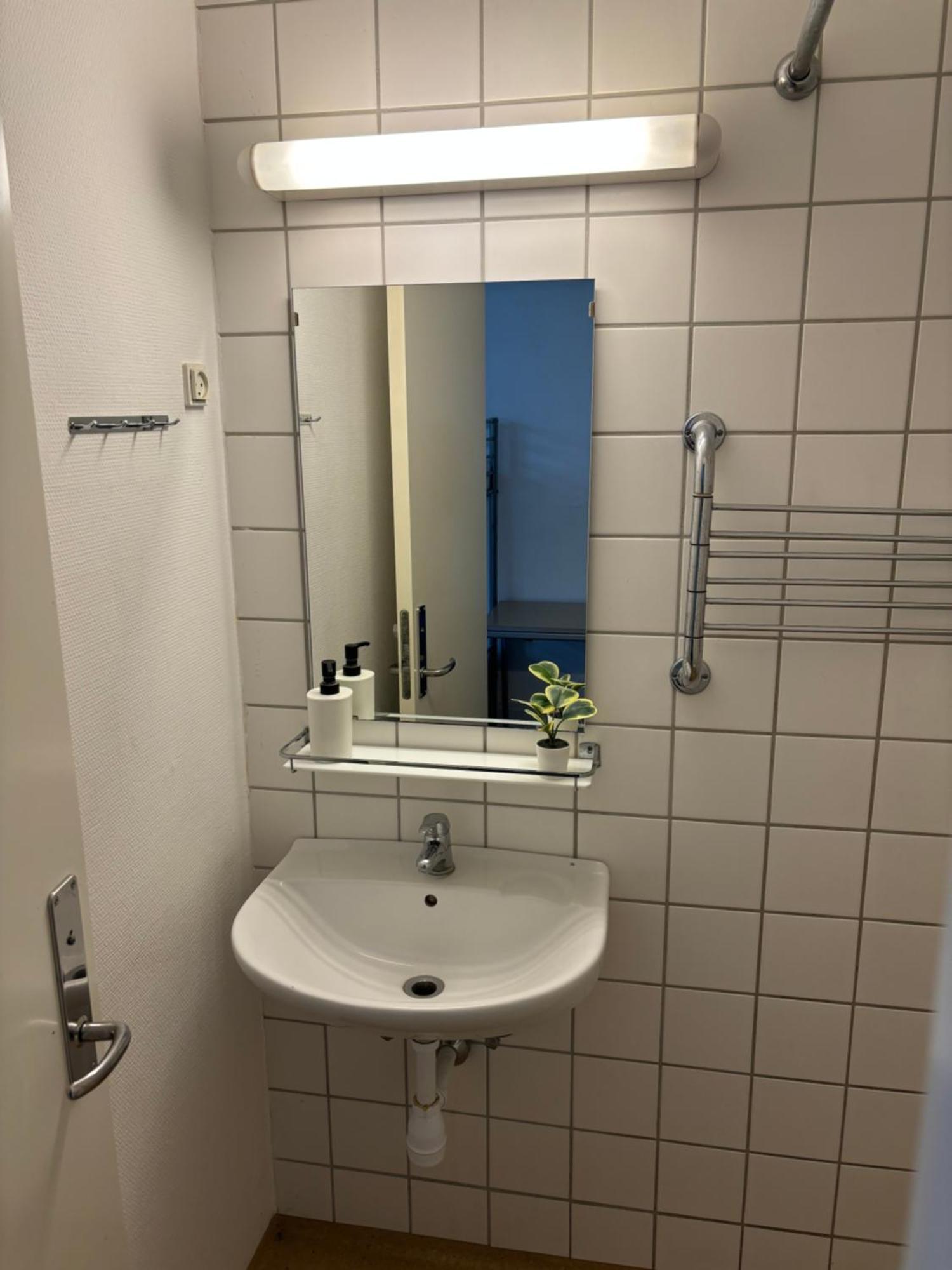 Danhostel Odense City Exterior foto Bathroom in a student apartment